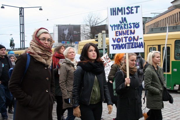 Mielenosoituskulkue TTIP-, CETA- JA TiSA vapaakauppasopimuksia vastaan Helsingissä huhtikuussa 2015. Kuva: Saana Katila