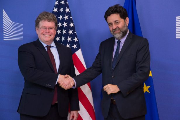 TTIP-neuvottelijat Dan Mullaney (USA) ja Ignacio Garcia Bercero (EU) kättelevät kesällä 2015. Kuva: Lieven Creemers / EU